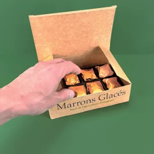 Produit gourmand : ballotin en kraft contenant des marrons glacés