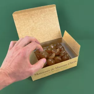 Chocolats artisanaux emballés dans un ballotin