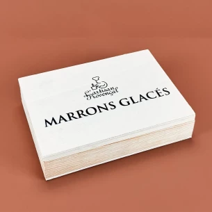 Coffret de 16 Marrons Glacés pliés individuellement sous papier doré.