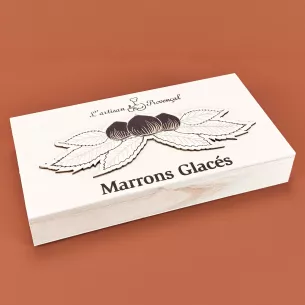 Boîte en bois avec 10 marrons entiers de châtaignier